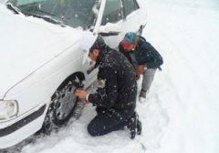 امداد رسانی پلیس سرعین به خودروهای گرفتار در برف